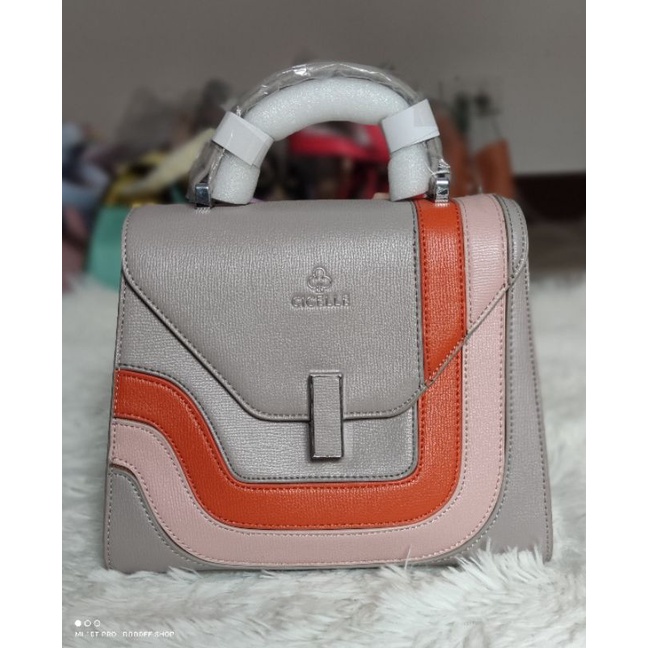 กระเป๋าแบรนด์แท้ cecelle งานสวย มีสายสะพายยาวปรับได้ อะไหล่ปั้ม มีพวงกุญแจและถุงผ้าให้ด้วย