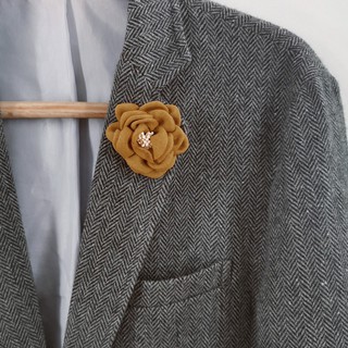 พินดอกไม้ติดสูทสีเหลืองวินเทจ แบบไม่มีก้าน Yellow lapel pin/brooch/flowerpin