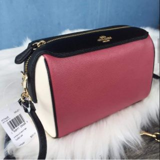 🎀 (สด-ผ่อน) หมอนมินิ ไม่มีหู 3 โทน แดง ขาว ดำ ขนาด 8 นิ้ว F77685 Bennett Crossbody In Colorblock Rouge Multi