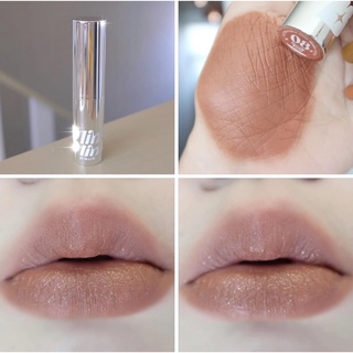 เป็นโทนน้ำตาลที่สวยมาก เรียบหรูดูแพงยิ่งประกายวิ้งๆยิ่งแพง 4U2 Blink Blink Lipstick เบอร์8 น้ำตาลเนื้อแมทผสมชิมเมอร์ทองๆ