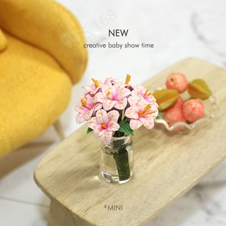 Mini Pink Lily ในขวดแก้วสำหรับ 1:12 บ้านตุ๊กตา Miniature Decor อุปกรณ์เสริมของเล่น Micro Landscape Decor ถ่ายภาพ Prop