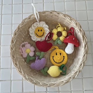 พวงกุญแจถัก แฮนด์เมด ทิวลิป หน้ายิ้ม เดซี่ เห็ด เลม่อน handmade crochet keychain daisy smile tulip by housebrand.carrot