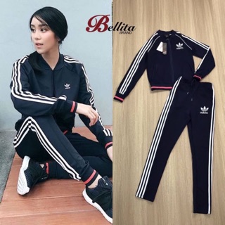New!!! เซ็ทวอร์ม adidas ผ้ายืดสีน้ำเงินเข้ม เดินแถบข้างสีขาว พร้อมรับลมหนาววว...