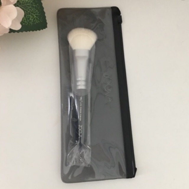 ของแท้ พร้อมส่ง ZOEVA 126 Luxe Cheek Finish พร้อมซองใส่แปรง มีฉลากไทย