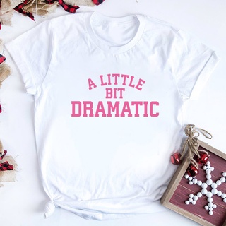 เสื้อยืด พิมพ์ลาย A Little Bit Dramatic สไตล์เรียบง่าย เหมาะกับฤดูร้อน สําหรับผู้หญิง และผู้ชาย