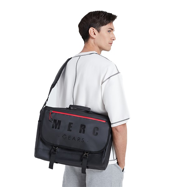 Merc Gears กระเป๋าสะพายข้าง กระเป๋าโน๊ตบุ๊ค วัสดุกันน้ำ รุ่น Mario สีดำ