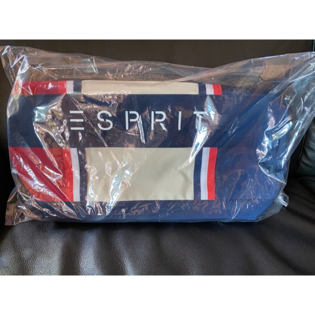 กระเป๋าใส่เสื้อผ้า Esprit