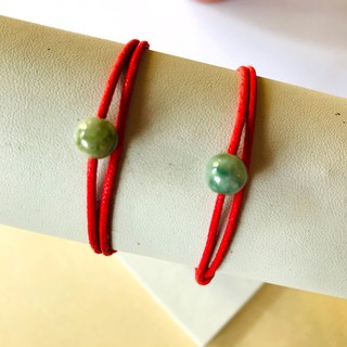 สร้อยข้อมือหยกมงคล เชือกแดง หยกเขียวอ่อนนำโชค 8 mm ปรับขนาดได้ แพ็คคู่ 2 เส้น