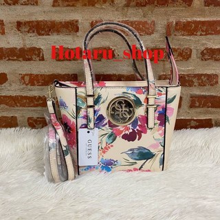 GUESS OPEN ROAD FLORAL MINI TOTE กระเป๋าถือหรือสะพายขนาดกำลังดี ผลิตจากวัสดุหนังซาฟิโน่น้ำหนักเบา