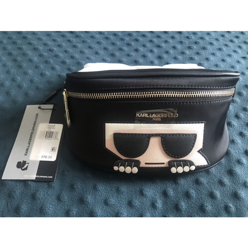 KARL LAGERFELD PARIS (AMOUR KARL BELT BAG) กระเป๋าคาดอก/เอว รูปลุง KARL น่ารัก