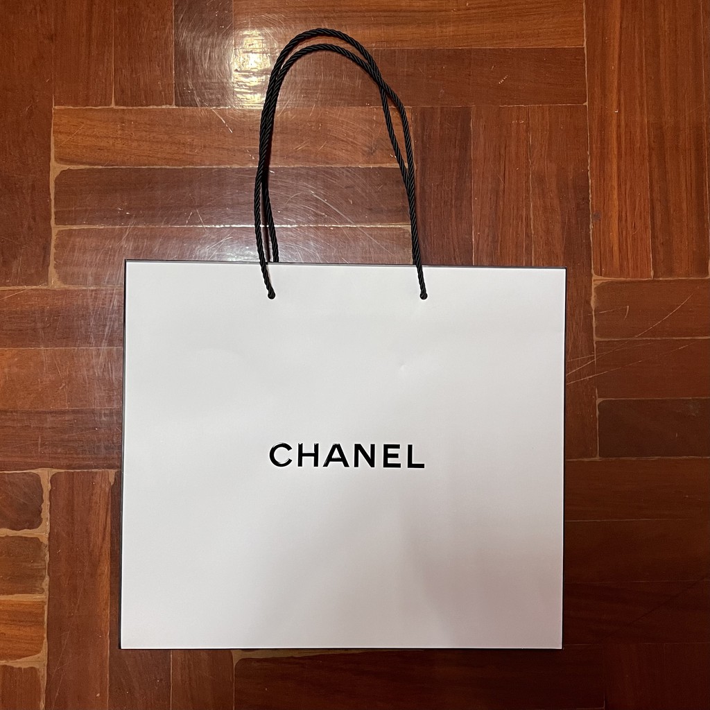 ถุงกระดาษ แบรนด์เนม Chanel ของแท้ พร้อมส่ง (กว้าง 35 cm, สูง 30.5 cm และลึก 12.5 cm)