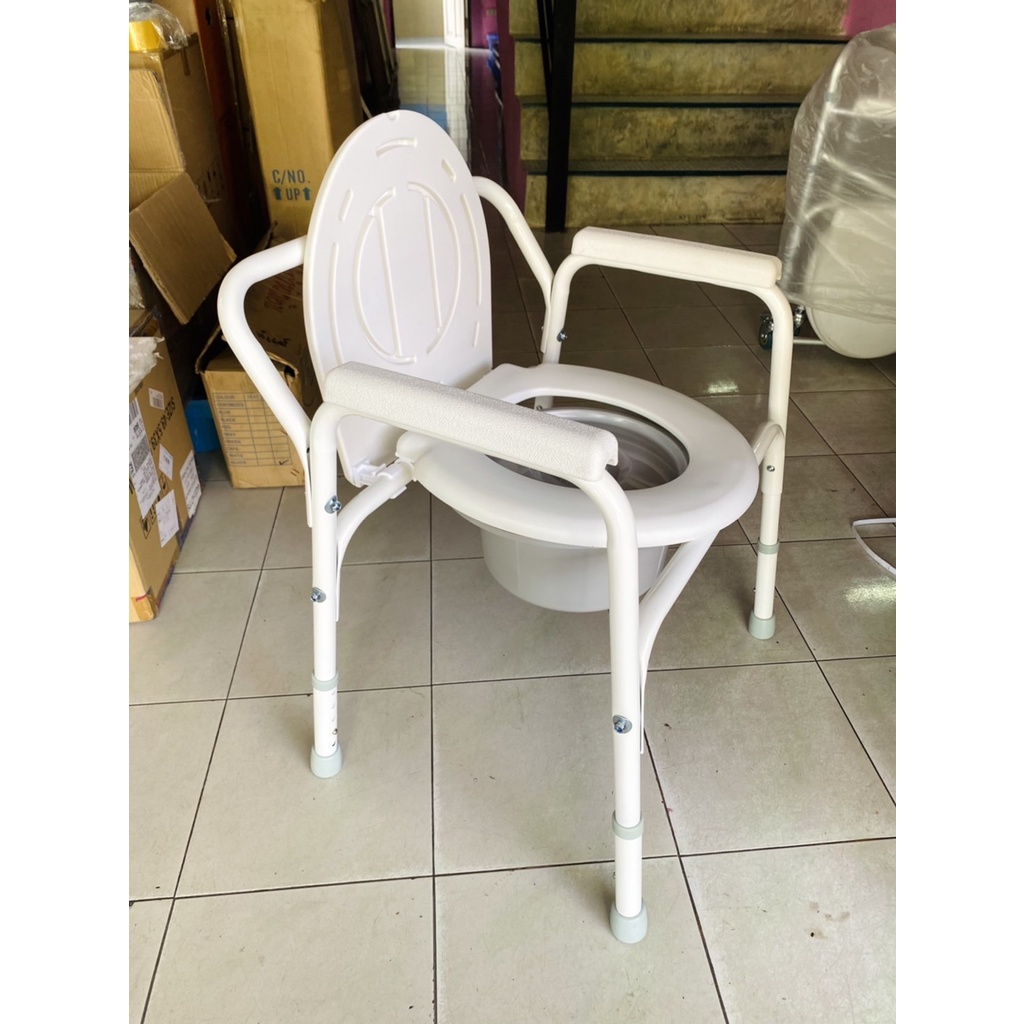 เก้าอี้นั่งถ่าย Commode Chair และอาบน้ำ แบบเหล็กชุบสีครีมขาว มีฝา+ พับเก็บได้810