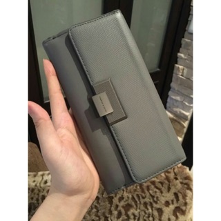 กระเป๋าสตางค์ใบยาว  CHARLES TURN-LOCK WALLET!!