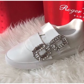 ✨🌸พร้อมส่ง✨🌸 แบบเข้าใหม่ New !! รองเท้า ผ้าใบ roger vivier sneaker อะไหล่เพชร