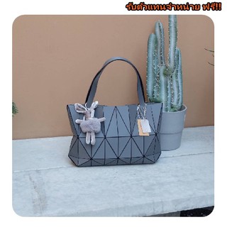 กระเป๋าDavid Jones  ใบนี้ มาพร้อมกับน้องหมี สีเข้า set กับกระเป๋าคะ   กระเป๋า ทรง Tote ตัวกระเป๋าเย็บติด -*/*/