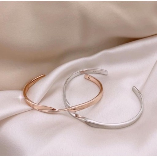 PRE-ORDER กำไลข้อมือ "Hold Me Tight" Personalised Cuff Bracelet