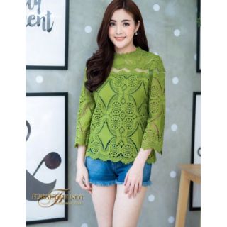 ครบสี เสื้อลูกไม้คอปีน แขนยาวห้าส่วน ทรงสวย ลายสวยมากค่ะ