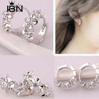 * Ibn Elegant Flower สร้อยข้อมือ Rhinestone Huggie Hoop สีเงินชุบเงิน