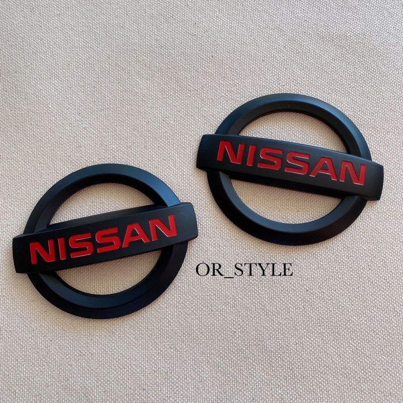 โลโก้ NISSAN สีดำ ตัวอักษรแดง (ราคาต่อชิ้น) ต้องแกะของเก่าออกก่อนติดตั้ง ไม่สามารถครอบทับได้