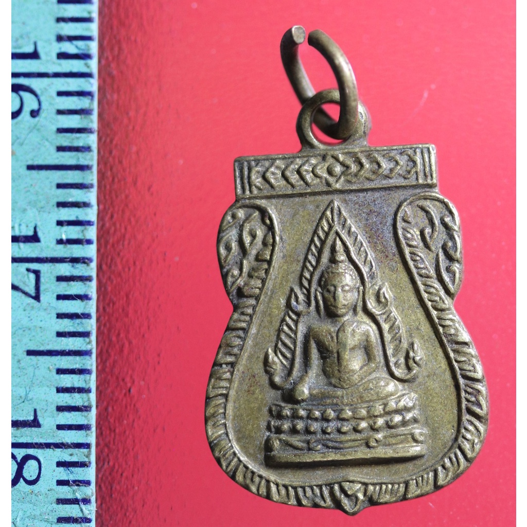 WW2 เหรียญสะสมเก่าเก็บ เหรียญเสมาเล็ก เนื้อทองเหลืองกะไหล่ทอง พระพุทธชินราช หลังแม่นางกวัก ปี 2500