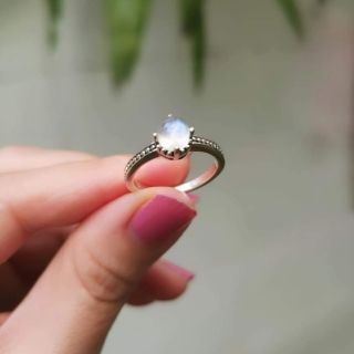 Rainbow​ Moonstone​ Birthstone​ Ring​ รุ่น​ Mia
แหวนราศีเกิด แหวนวันเกิด มูนสโตนสีรุ้ง​ ​ 6​มม 
ตัวเรือนเงินแท้ 925 รมดำ