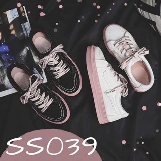 SS039 รองเท้าผ้าใบลำลองสไตล์เกาหลี เชือกสกรีนลายตัวอักษร สีดำ/ขาวตัดขอบชมพู