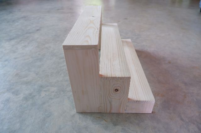 ชั้นไม้​ ขั้นบันได​ 3 ขั้น​ ทรงสูง​ ชั้นวางกระบองเพรช​ ชั้นวางของ​ กว้าง27cmxยาว45cmxสูง25cm หน้าไม้กว้างสุด9cm - รูปที่ 2