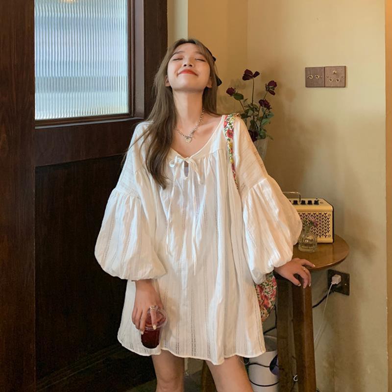 YMHOME เดรสหลวมสีขาว เสื้อเชิ้ตแขนโคมไฟ เสื้อเชิ้ตทรงหลวม สไตล์เกาหลี กระโปรงนักเรียนทรงหลวม