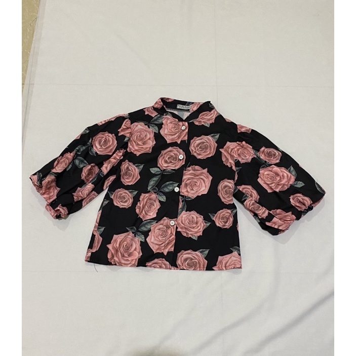 เสื้อเชิ้ตคอจีน สีดำลายดอกกุหลาบ ป้าย Pee Ka Nong