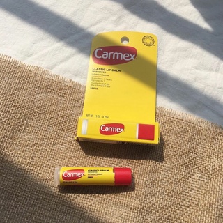 Carmex - Lipbalm Classic (Stick) ให้ความชุ่มชื่นกับริมฝีปาก ช่วยเปลี่ยนริมฝีปากที่แตกแห้ง