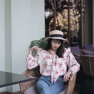 Blooming Bonita Blouse เสื้อเชิ้ตแขนยาวลายดอกไม้