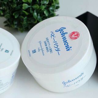 แป้งฝุ่นเนื้อสีขาวนุ่มเนียน Johnsons® Baby Powder