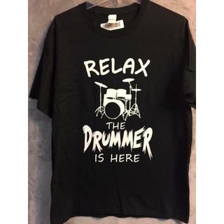 ขายดี เสื้อยืดลําลอง แขนสั้น พิมพ์ลาย Relax the Drummer is Here คลาสสิก ขนาดใหญ่ สําหรับผู้ชาย IKimon38FKgjmj23Size S-5X