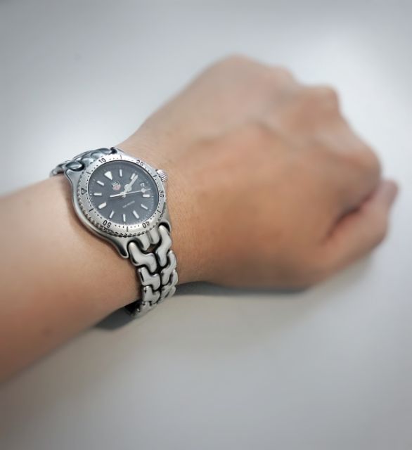 นาฬิกาข้อมือ TAG-HEUER รุ่นก้างปลา สีเงิน ขนาด Boy Size