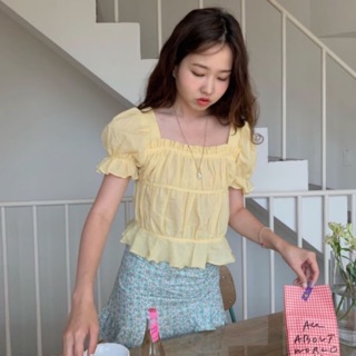 🍑 Yellow crop top เสื้อครอปสีเหลืองคอเหลี่ยม เเต่งเป็นชั้นๆ