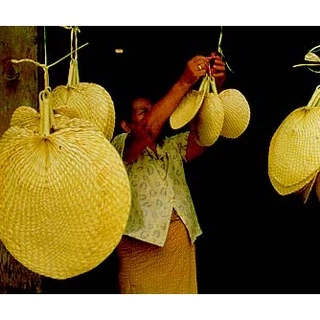 พัดสานใบกะพ้อ พัดโบราณ 10 - 11 นิ้ว (Thai Handmade Fan)