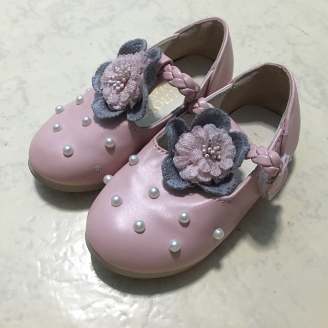รองเท้าเด็กผู้หญิงมือสอง 13 cm สีชมพู ทรงคัชชู มีสายคาดแปะตีนตุ๊กแก ประดับด้วยดอกไม้และมุก มีตำหนิ