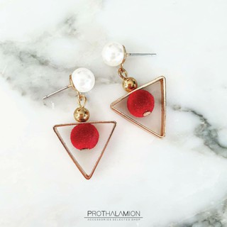 Triangle Velvet Ball with Pearl Earrings : ต่างหู ตุ้มหู สามเหลี่ยม บอล กำมะหยี่ สีแดง มุก