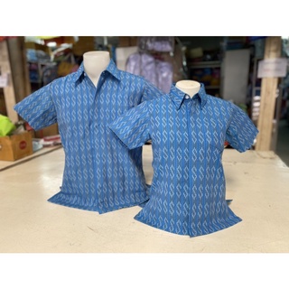 เสื้ออัดกาว ผ้ากาบบัว ผ้าพิมพ์ลาย ลายขอ ลายตะขอ มี ทรงตรง เข้ารูป