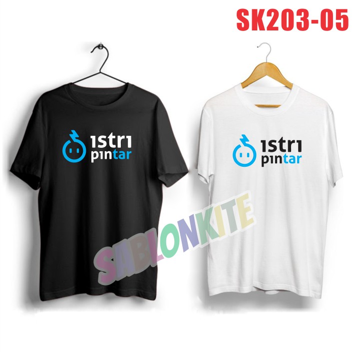 SK203!!! น่ารักโลโก้ PLESETAN เสื้อยืดสําหรับ SMART WIFE COMBED 30S UNISEX สําหรับผู้หญิงและผู้ชาย A