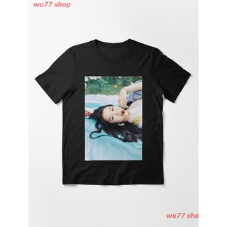 New OH MY GIRL JIHO Essential T-Shirt ผู้หญิง ดพิมพ์ลาย ดผ้าเด้ง คอกลม cotton แฟชั่น sale Unisex