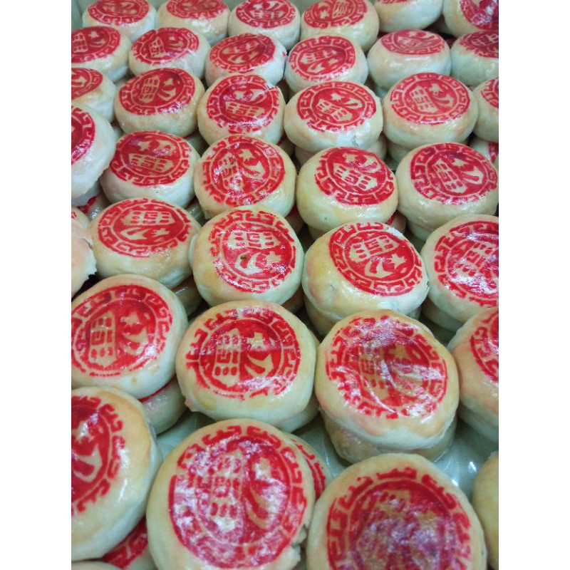 ขนมเปี๊ยะถั่วเหลืองไข่เค็ม กล่องละ 75 บาท มี9 ชิ้น