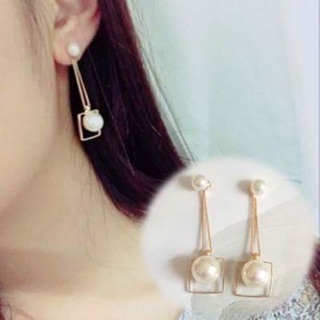 Pearl frame earring