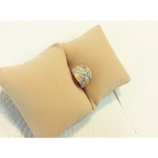 แหวนหุ้มซาตินไขว้เพชรลากยาวเป็นรูปตัวX