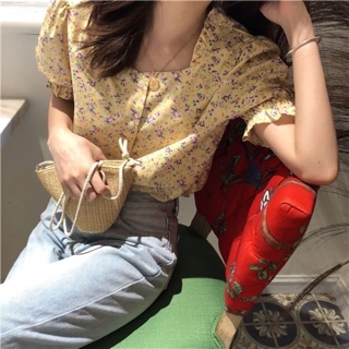 พร้อมส่ง 🍑 Square neck shirt with flowers pattern เสื้อคอเหลี่ยมลายดอกไม้ เเต่งจับจีบ