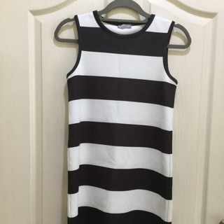 used like new zara dress เดรสซาร่า ผ้ายืด ลายทาง ขาวดำ size Xs สนใจลดได้อีกนะคะ