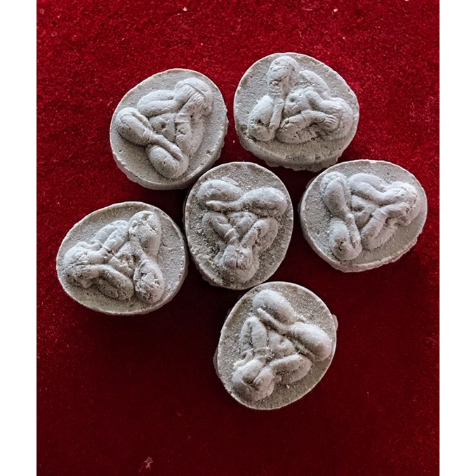 พระปิดตาปลดหนี้ ผงสมเด็จวัดระฆัง “ ปิดตาปลดหนี้จิ๋ว หรือจะเรียกว่า  ปิดตาปลดหนี้สิน หลวงพ่อชำนาญ องค์ละ