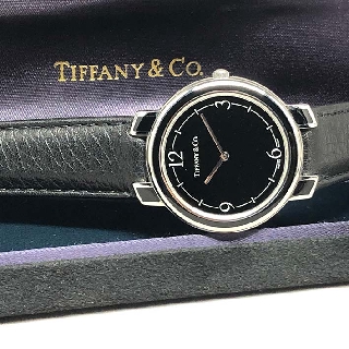 นาฬิกามือสอง TIFFANY CO. Dress quartz ใส่ได้ทั้งชาย หญิง ขนาดตัวเรือน 32mm หน้าปัดดำเงาพิมพ์อารบิค กระจกแซฟไฟล์