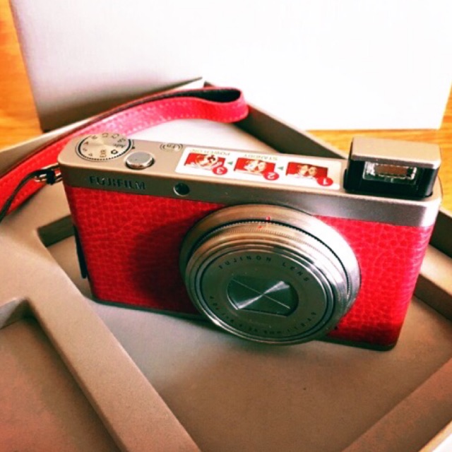 กล้องดิจิตอล Fujifilm X-F1(สีแดง)ของแท้ศูนย์(ใหม่แกะกล่อง)Free Camera Bag&amp;Case*2 Free SD Card 8 GB