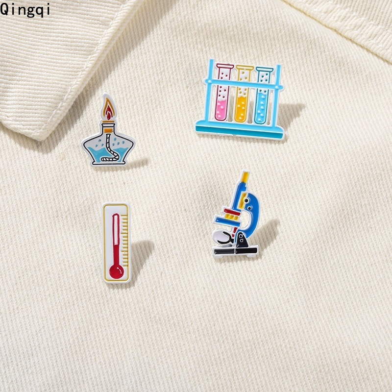 เข็มกลัดการ์ตูนเคมี Pins เคลือบกล้องจุลทรรศน์เครื่องวัดอุณหภูมิตกแต่งกระเป๋าเป้สะพายหลัง